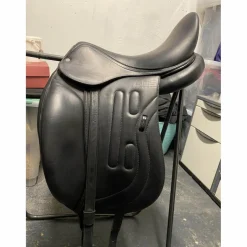 Selle dressage GBS 17’ quasiment neuve