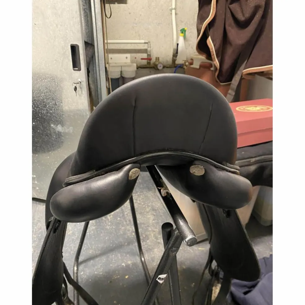 Selle dressage GBS 17’ quasiment neuve