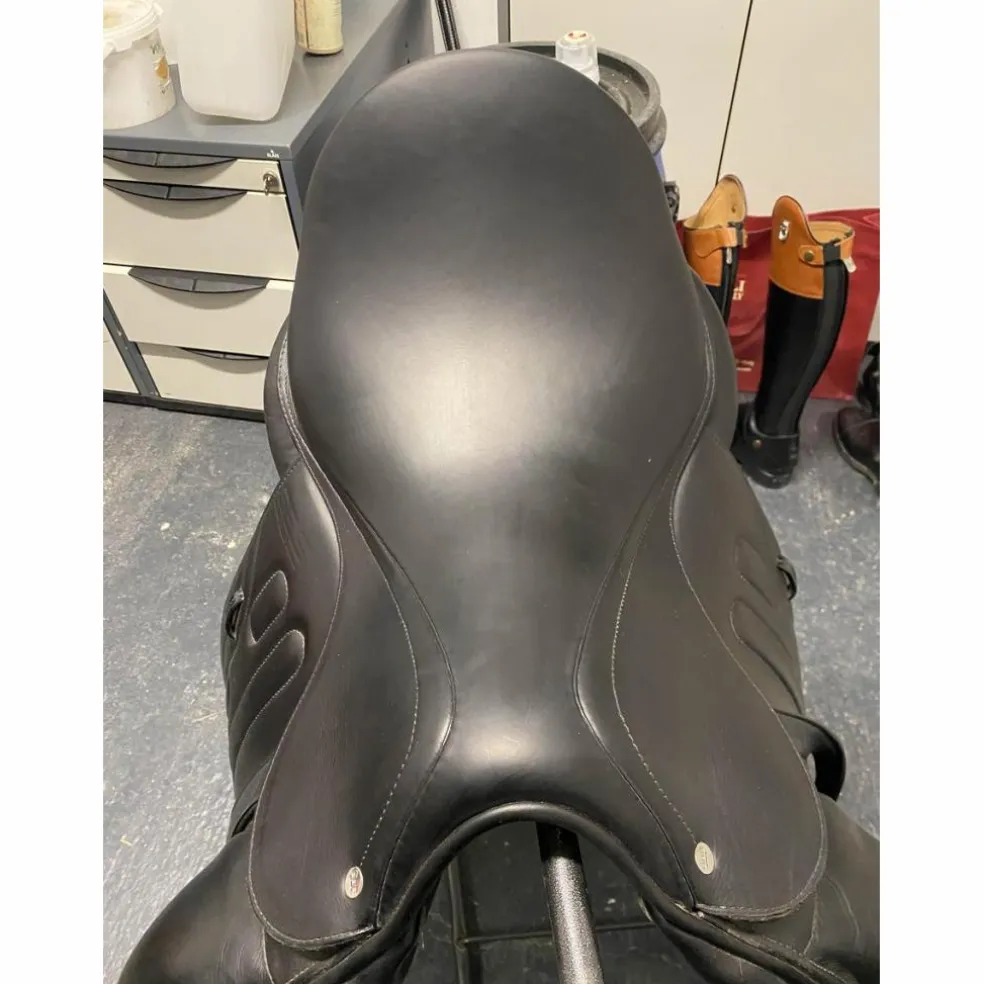 Selle dressage GBS 17’ quasiment neuve