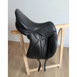 Selle dressage Makila Devoucoux année 2012 taille 18
