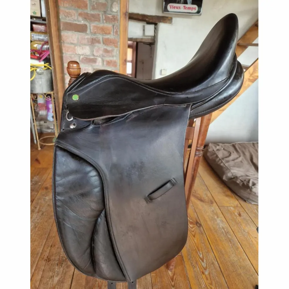 Selle dressage noire cuir 16,5