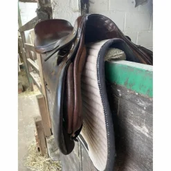 selle en cuir brun