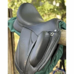 Selle Forestier Aachen 17” 2A – Noir toute veau (2022) + sangle + étrivières