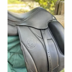 Selle Forestier Aachen 17” 2A – Noir toute veau (2022) + sangle + étrivières