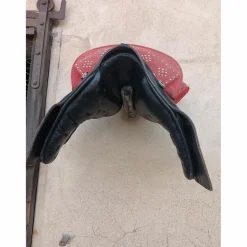 Selle Portugaise rouge et noir en bon etat