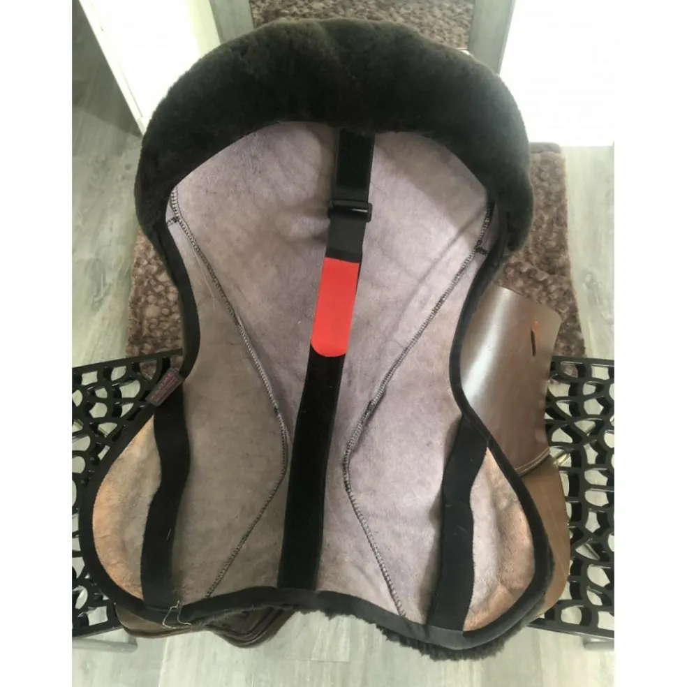 Selle ronzon Island avec son couvre selle en mouton véritable