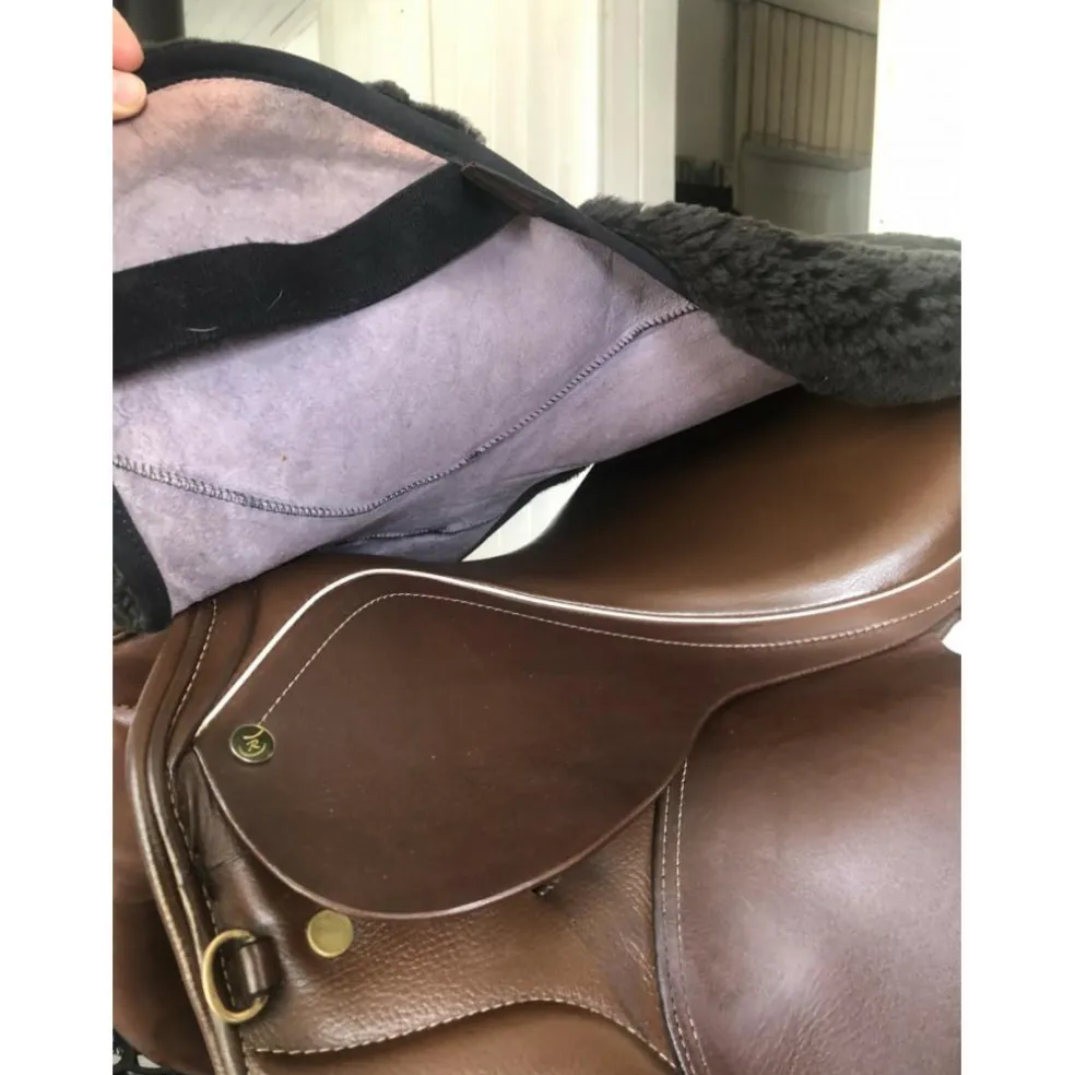 Selle ronzon Island avec son couvre selle en mouton véritable