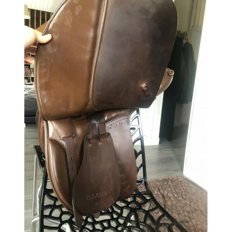 Selle ronzon Island avec son couvre selle en mouton véritable