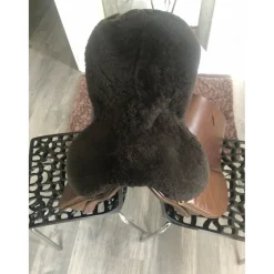 Selle ronzon Island avec son couvre selle en mouton véritable