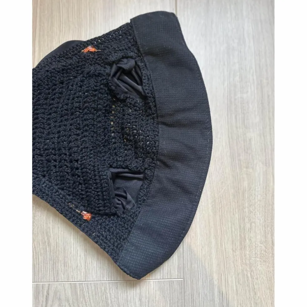 Tapis Akhal + Bonnet