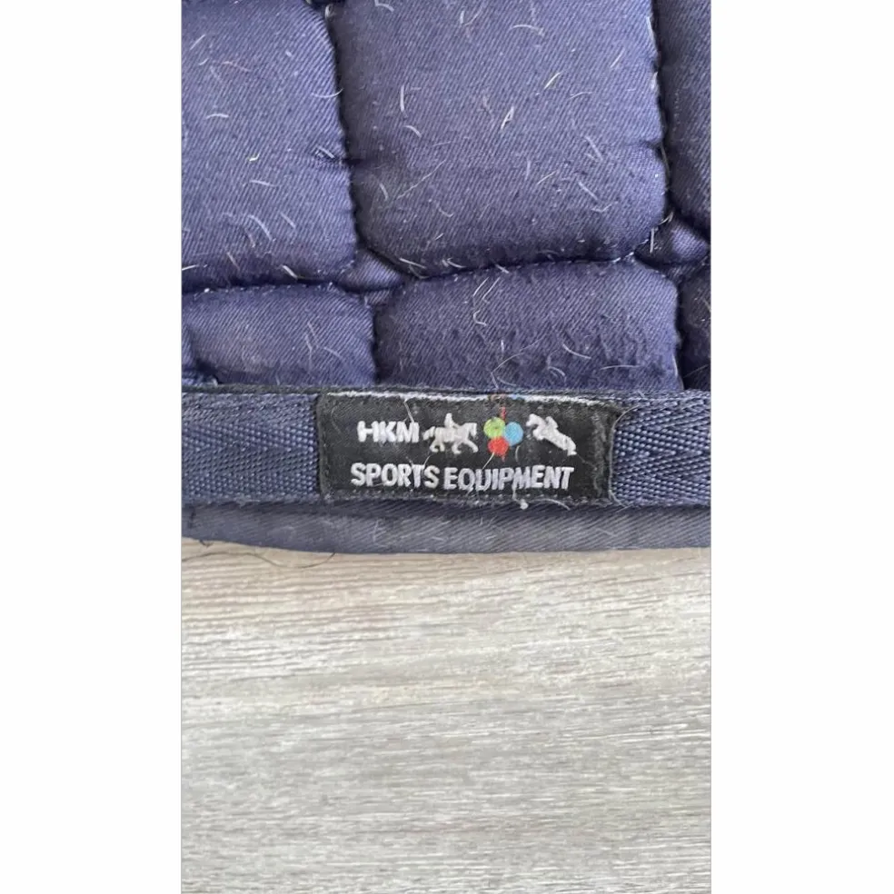 tapis bleu, HKM
