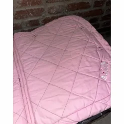 Tapis cheval rose brodé