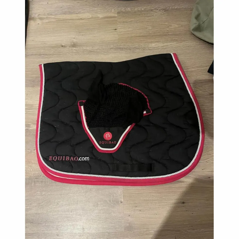tapis equibao noir et rose