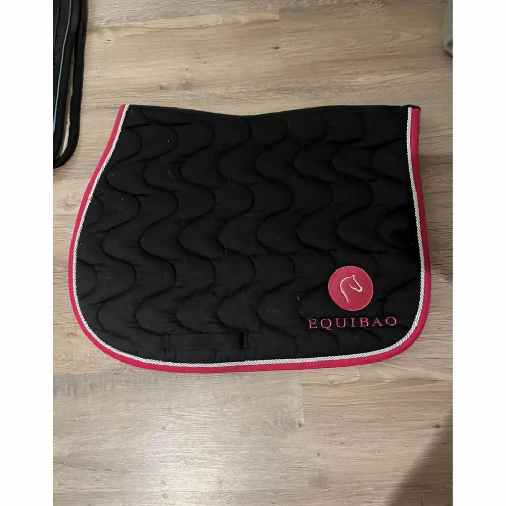 tapis equibao noir et rose