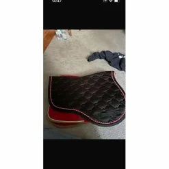 tapis equitheme coupe sport noir liséré rose