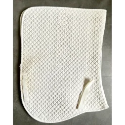 Tapis et bonnet blanc