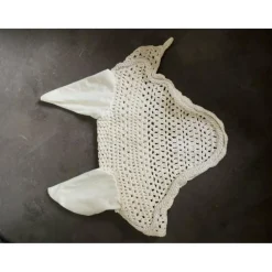 Tapis et bonnet blanc