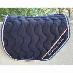 Tapis et bonnet bleu marine
