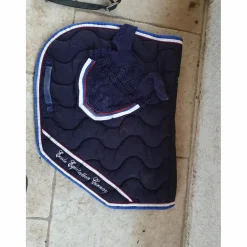 Tapis et bonnet bleu marine