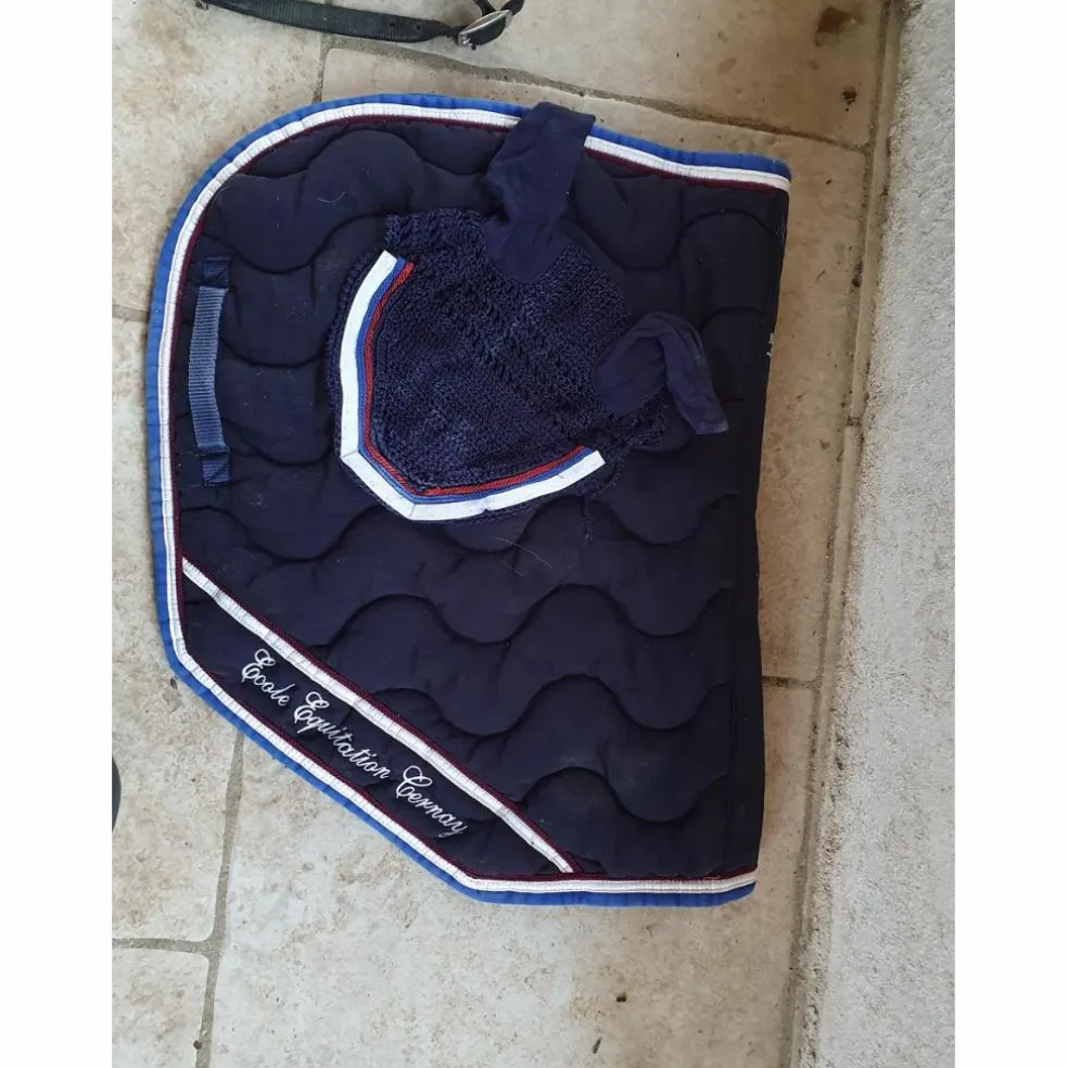 Tapis et bonnet bleu marine