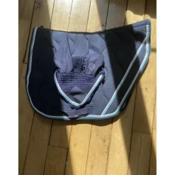 Tapis et bonnet bleu marine
