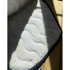Tapis et bonnet bleu marine