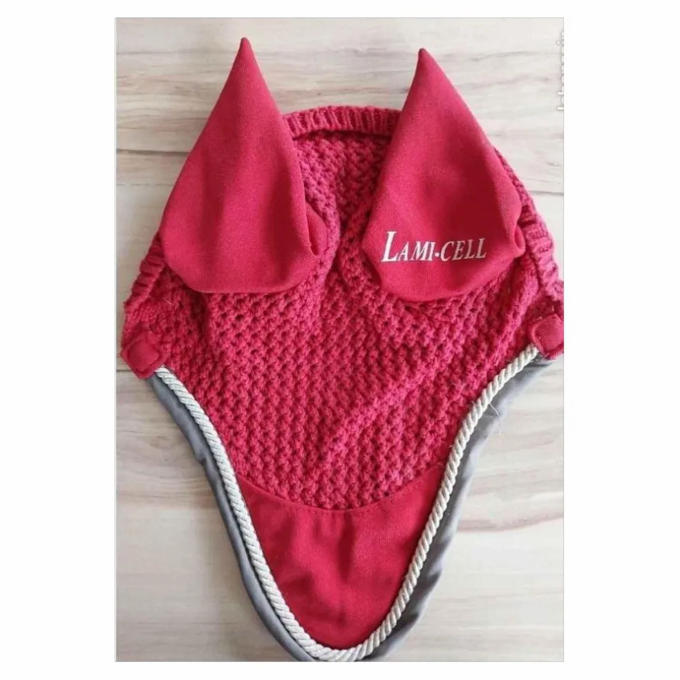 Tapis et bonnet rouge