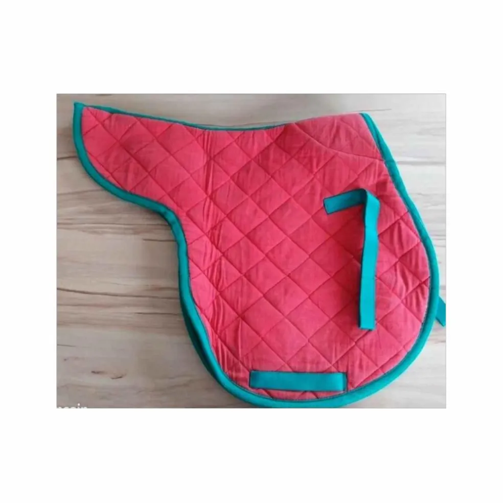 Tapis et bonnet rouge