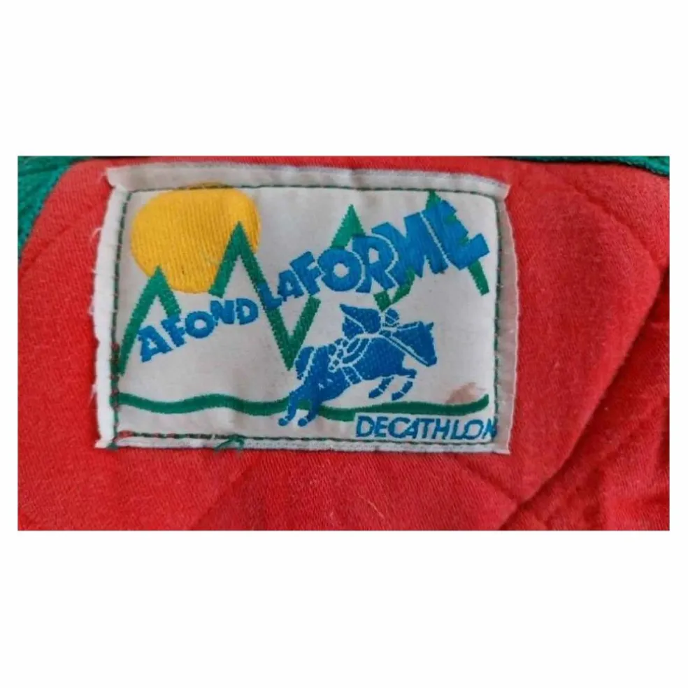 Tapis et bonnet rouge