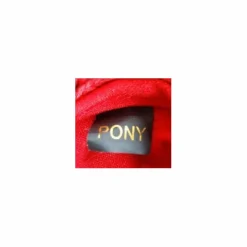 Tapis et bonnet rouge