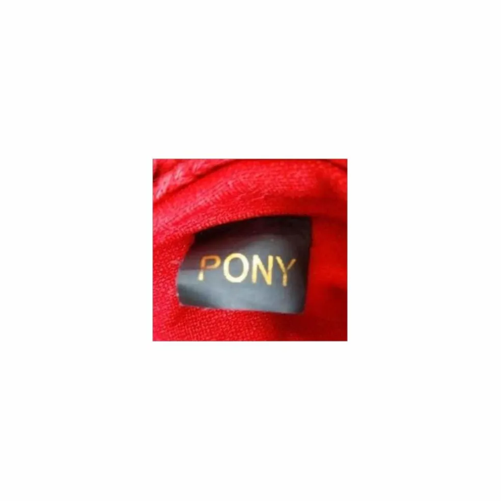 Tapis et bonnet rouge
