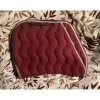 Tapis et bonnet rouge