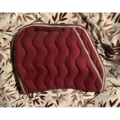Tapis et bonnet rouge