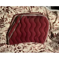 Tapis et bonnet rouge