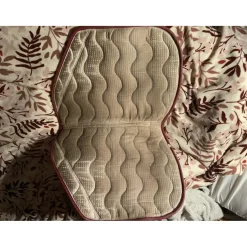 Tapis et bonnet rouge