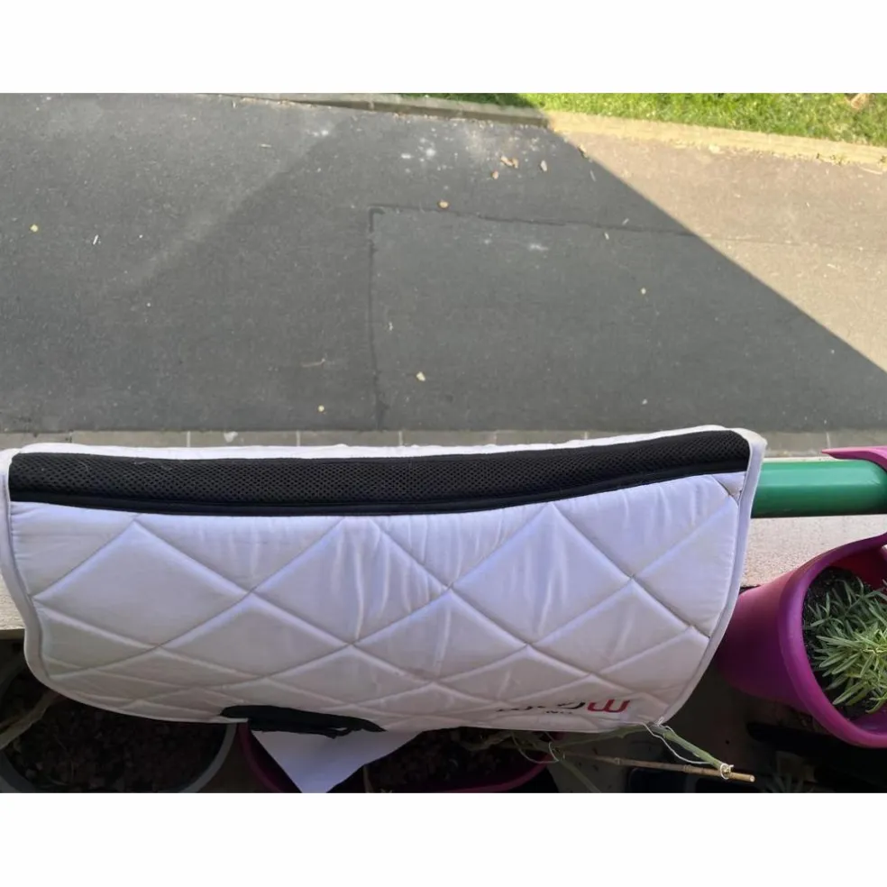 Tapis et bonnet WOW store blanc