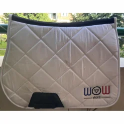 Tapis et bonnet WOW store blanc