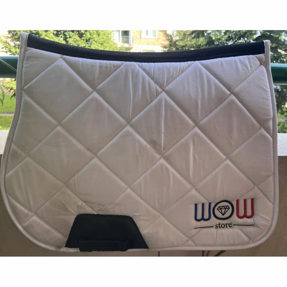 Tapis et bonnet WOW store blanc