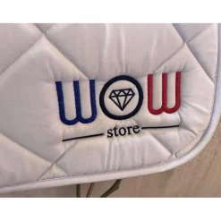 Tapis et bonnet WOW store blanc