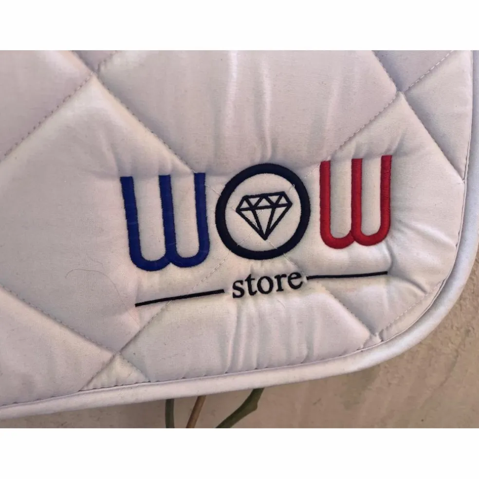 Tapis et bonnet WOW store blanc