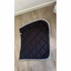 tapis HFI noir et blanc