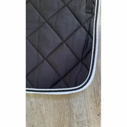 tapis HFI noir et blanc