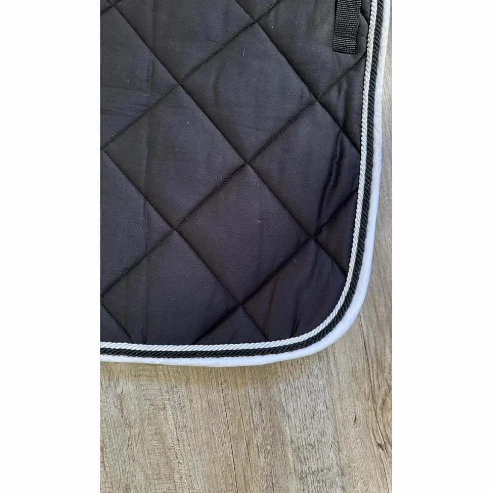 tapis HFI noir et blanc
