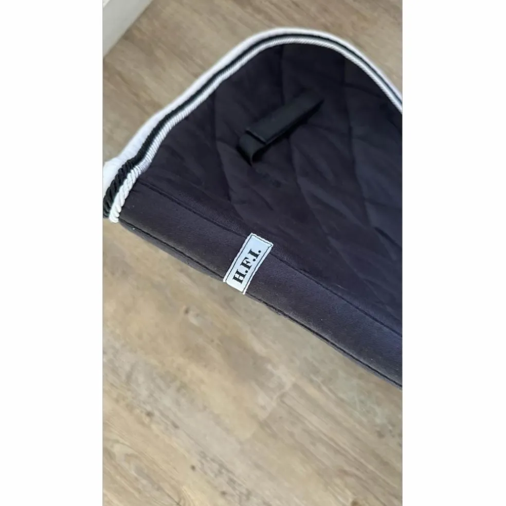 tapis HFI noir et blanc