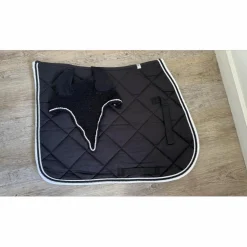 tapis HFI noir et blanc