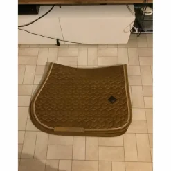 tapis Kentucky velvet moutarde+bonnet moutarde