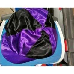 Toque neuve en satin violet/noir