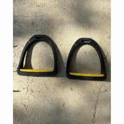 Étriers noirs et jaunes compositi