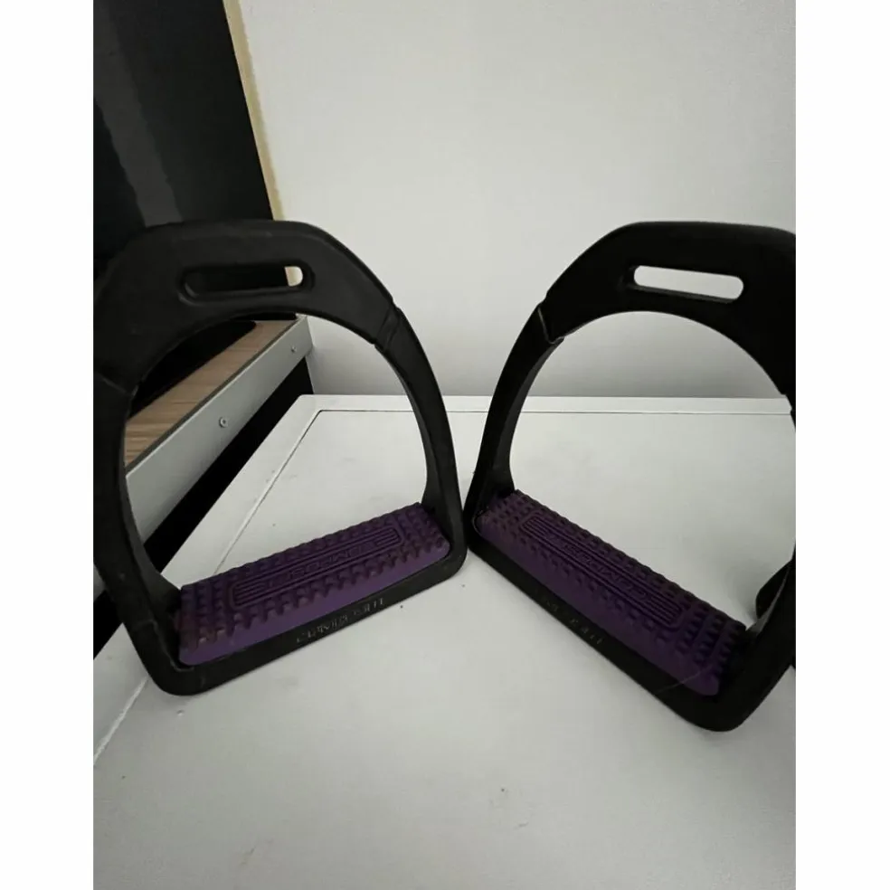 Étriers violet