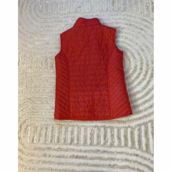 veste sans manche rose (elle parait rouge sur la photo mais elle est rose !)